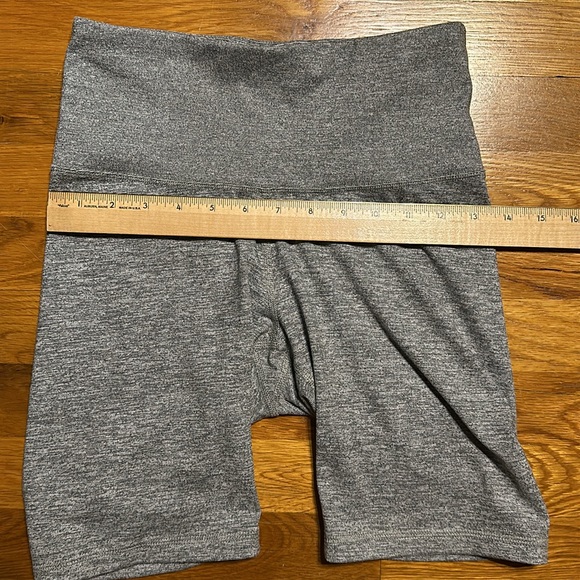 Old Navy - Women’s Highwaisted Active Shorts - Gray - Small - Picture 6 of 7